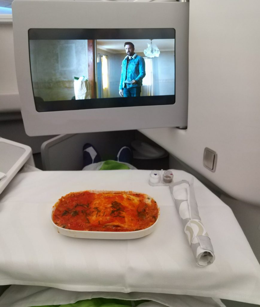 למנה עיקרית הזמנתי לזניה, שימו לב שאשכרה טרחו לשים מפה על השולחן המתקפל(!) וכמובן שעם כל מנה מגיע סט סכו"ם חדש...