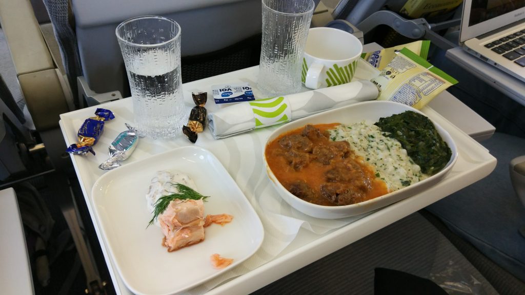 ארוחה למישהי לא רעבה בטיסה הקצרה בביזנס - תרד, מעין ריזוטו ובקר ברוטב. הכוסות אגב, מזכוכית!